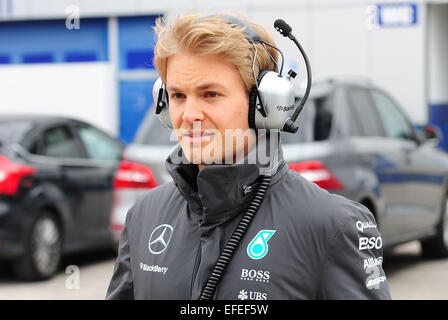 Deutsche Formel1-Fahrer Nico Rosberg von Mercedes AMG führt durch das Fahrerlager während des Trainings für die kommende Formel-1-Saison auf der Rennstrecke von Jerez in Jerez De La Frontera, Südspanien, 2. Februar 2015. Foto: Peter Steffen/dpa Stockfoto