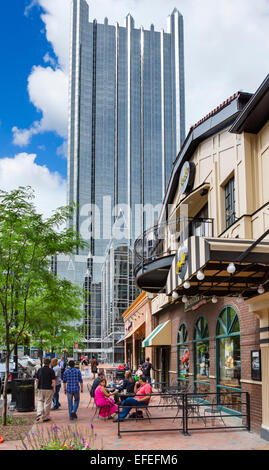 Straßencafé in Marktplatz mit Blick auf PPG Platz in der Innenstadt von Pittsburgh, Pennsylvania, USA Stockfoto