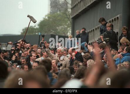 Datei - Datei Bild datiert 12. November 1989 zeigt, dass die verstorbenen ehemaligen German President Richard von Weizsaecker (C) bei seinem Besuch in Berlin, Deutschland jubelten. Zu seiner rechten ist dann Bürgermeister von Berlin Walter Momper. Nach der Eröffnung eines Teils der deutsch-deutschen Grenze in der Nacht von 09 bis 10 reiste November Millionen von DDR-Bürgern in den Westen für einen kurzen Besuch. Von Weizsäcker starb am 30. Januar 2015 im Alter von 94 Jahren. Foto: Dpa Stockfoto