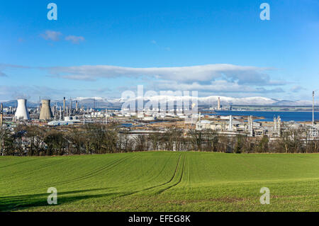 Grangemouth, komplexe Petrochemie und Raffinerie in Schottland gesehen vom Süden & Longannet Kraftwerk über den Firth of Forth Stockfoto