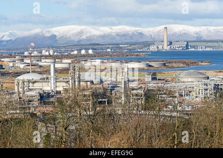 Grangemouth, komplexe Petrochemie und Raffinerie in Schottland gesehen vom Süden & Longannet Kraftwerk über den Firth of Forth Stockfoto