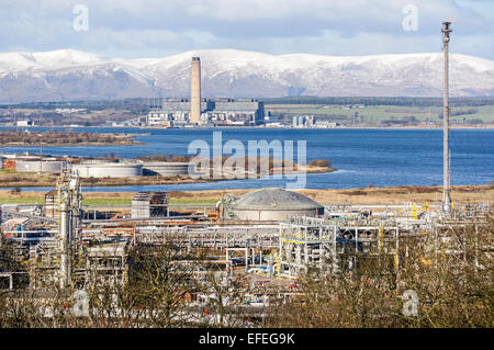 Grangemouth, komplexe Petrochemie und Raffinerie in Schottland gesehen vom Süden & Longannet Kraftwerk über den Firth of Forth Stockfoto