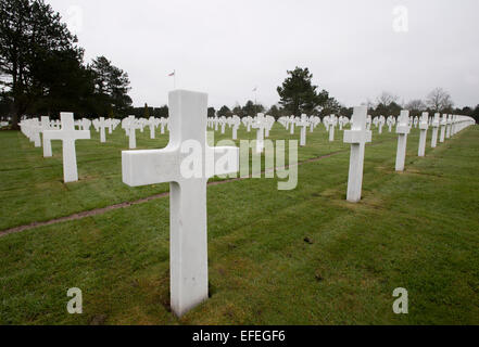 Reihe um Reihe von weißen Kreuze in den amerikanischen Friedhof Mark, die auf die Gräber von Soldaten getötet und folgende d-Day Stockfoto