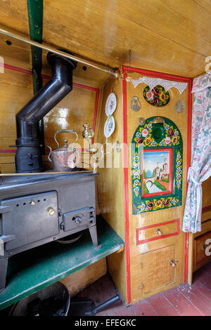 Innere des traditionellen Kanal Narrowboat Küche im Nationalmuseum von Wasserstraßen. Ellesmere Port, Cheshire, England, Vereinigtes Königreich, Großbritannien Stockfoto