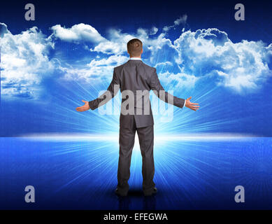 Geschäftsmann gegen blaue Landschaft mit der aufgehenden Sonne Stockfoto