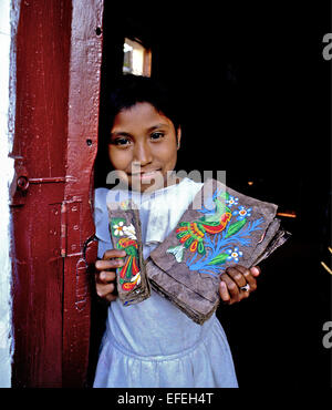 Mexikanische, indische Händler aller Altersgruppen verkaufen ihre waren im ganzen Land. Mexikanische Kind Händler Stockfoto