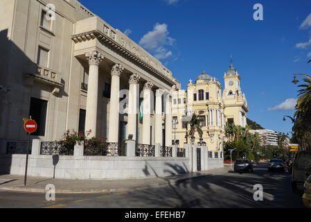 National Bank von Spanien Zentralbau mit Rathaus hinter, Malaga, Andalusien, Spanien. Stockfoto