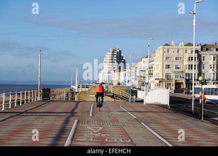 Hastings, East Sussex UK - Hastings und St Leonards Strandpromenade mit Radfahrer auf Radweg Stockfoto