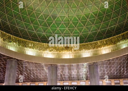 Blick auf die Kuppel und die Decke in Jakarta Moschee Stockfoto