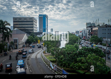 Gebäude entlang des Flusses in der indonesischen Hauptstadt Stockfoto