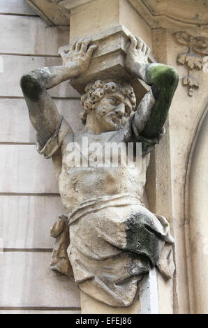 Muskelbepackte Statue eine Spalte auf einem Renaissance-Palast zu unterstützen. Metapher der macht Stockfoto