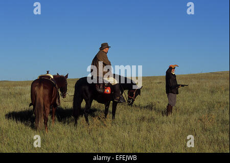Moorhuhn-Jäger reiten Pferde beim Reiten jagen auf der Prärie in der Nähe von Pierre, South Dakota Stockfoto