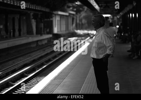 Alte Mann wartete auf Zug in der Station von Athen, Griechenland Stockfoto