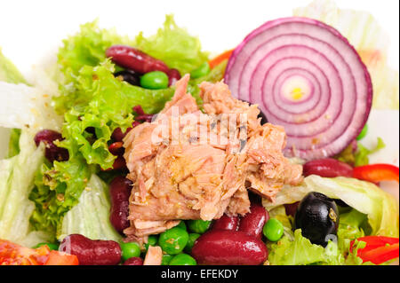 Salat mit Thunfisch und Gemüse Stockfoto