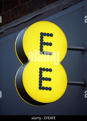 EE-Logo oder Zeichen für Mobile Netzwerk-Betreiber und Internet-Provider UK Stockfoto