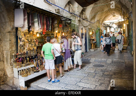 Menschen beobachten an Souvenirs in eines der Geschäfte von den kleinen Gassen in der Altstadt von Jerusalem Stockfoto