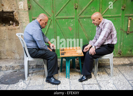 Zwei ältere Männer spielen Backgammon in eines der kleinen Gassen in der Altstadt von Jerusalem Stockfoto