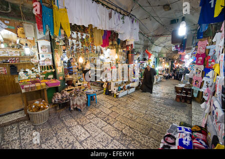 Alle Arten von Geschäften in einer der kleinen Gassen in der Altstadt von Jerusalem Stockfoto