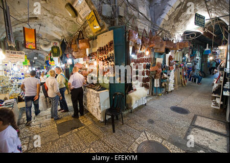 Menschen sind Fuß zwischen den Geschäften in einer der kleinen Gassen in der Altstadt von Jerusalem Stockfoto