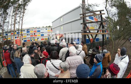 Berlin, Deutschland. 2. Februar 2015. Menschen kommen, um die lebenden besuchen Containerdorf für Flüchtlinge während einem Tag der offenen Tür im Bezirk Köpenick in Berlin, Deutschland, 2. Februar 2015. Foto: Jörg CARSTENSEN/Dpa/Alamy Live News Stockfoto