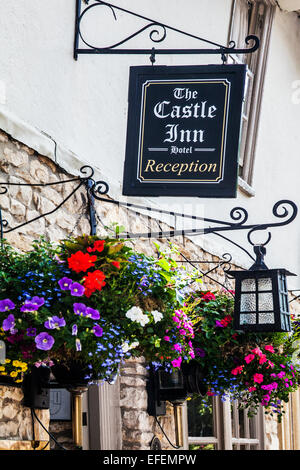 Hanning Kneipe Zeichen in der malerischen Cotswold Dorf von Castle Combe in Wiltshire. Stockfoto