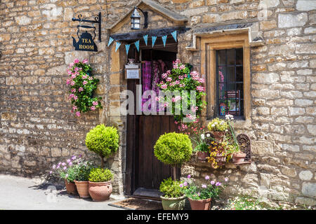 Das alte Pfarrhaus Teestube in Cotswold Dorf von Castle Combe in Wiltshire. Stockfoto