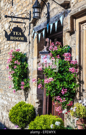 Das alte Pfarrhaus Teestube in Cotswold Dorf von Castle Combe in Wiltshire. Stockfoto