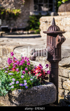 Das alte Dorf Pumpe in Cotswold Dorf von Castle Combe in Wiltshire. Stockfoto