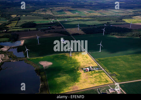 Windkraftanlagen unter Ackerland in der Saginaw Bay Area. Stockfoto
