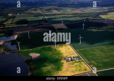 Windkraftanlagen unter Ackerland in der Saginaw Bay Area. Stockfoto