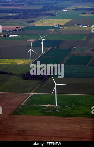 Windkraftanlagen unter Ackerland in der Saginaw Bay Area von Michigan. Stockfoto