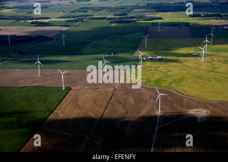 Windkraftanlagen unter Ackerland in der Saginaw Bay Area von Michigan. Stockfoto