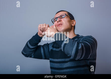 Europäisch anmutende Mann von etwa dreißig brunet zermalmt Akne auf Sie Stockfoto