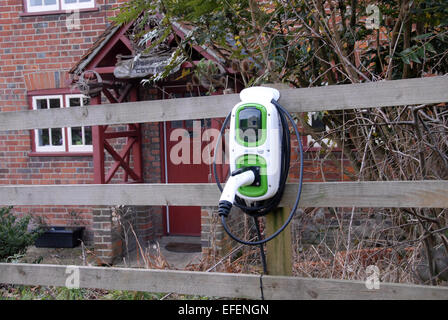 Eine Ladestation für Elektroautos Punkt außerhalb Landhaus. Stockfoto