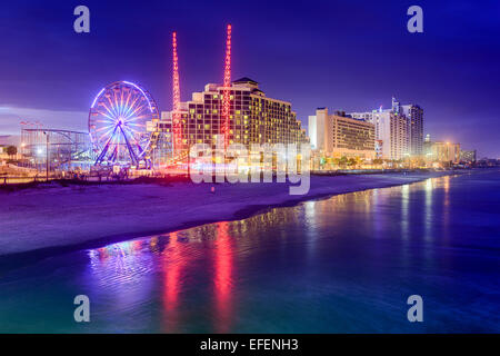 Daytona Beach, Florida, USA am Strand Skyline bei Nacht. Stockfoto