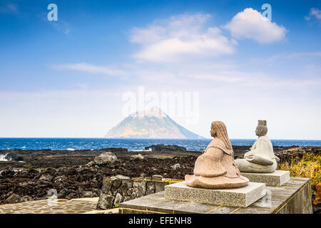 Bitte, Izu-Inseln, Tokio, Japan. Küsten Blick auf kleine Insel Hachijo (Hachijokojima). Stockfoto