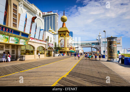Touristen gehen auf der Promenade in Atlantic City. Stockfoto