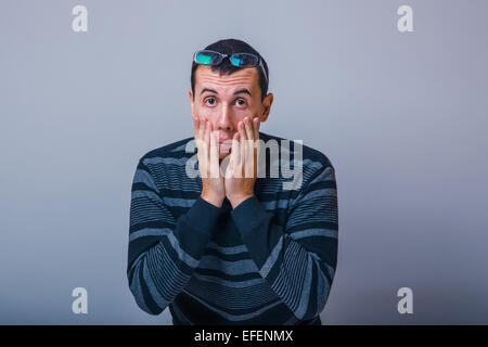 Europäisch anmutende Mann von etwa dreißig Brunet erstreckt sich die Augen, Stockfoto