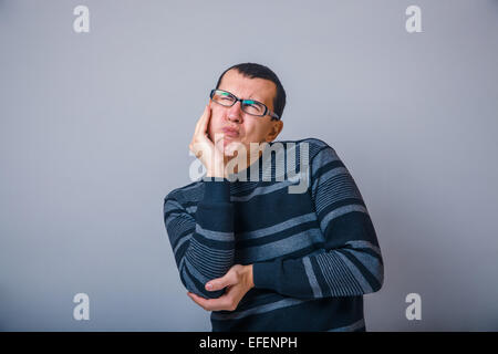 Männchen der Europäischen Erscheinungsbild Brunet legte seine Hand auf die Wange Stockfoto