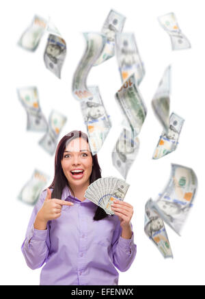 Feiern-junge Frau-Holding-100 $-Scheine mit vielen anderen fallen um sie herum auf weiß. Stockfoto