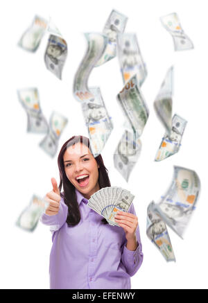 Feiern-junge Frau-Holding-100 $-Scheine mit vielen anderen fallen um sie herum auf weiß. Stockfoto