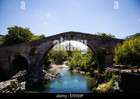 Alte römische Steinbrücke in Cangas de Onis, Spanien Stockfoto