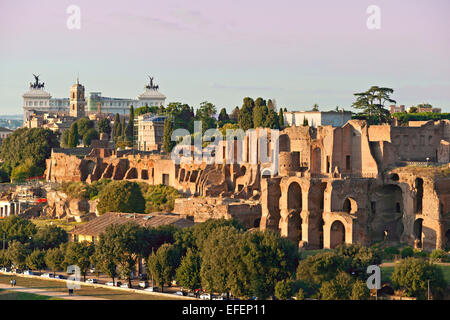 Circo Massimo und Vittorio Emanuele Denkmal bei Sonnenuntergang, Rom, Italien Stockfoto