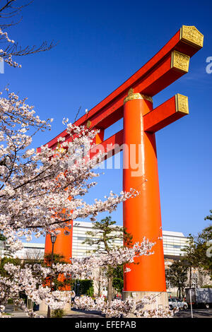 Kyoto, Japan am Heian Schrein Torii Tor während der Frühjahrssaison. Stockfoto