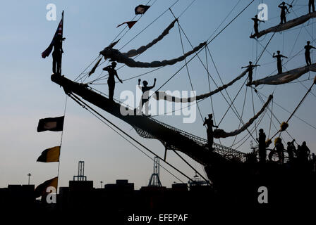 Indonesische Marinekadetten winken Auf Wiedersehen, als KRI Dewaruci (Dewa Ruci), ein indonesisches Hochschiff, in Jakarta, Indonesien, ein Segel aufsetzt. Stockfoto