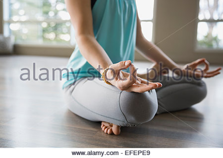 Frau im Lotussitz Mudra Meditation praktizieren