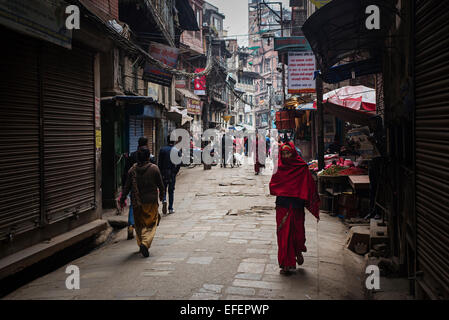 Frau in rot Wandern in Kathmandu Stockfoto