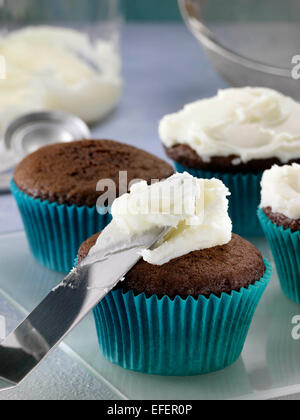 Stevia-Buttercreme Zuckerguss auf Schokoladentörtchen Stockfoto