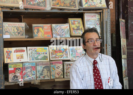 Stall Inhaber Verkauf von alten Zeitschriften, Comics und Spiele in Sonntag second-hand Büchermarkt Sant Antoni Viertel von Barcelona Stockfoto