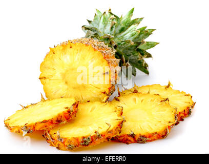 Ananas und Scheiben isoliert auf weiss Stockfoto